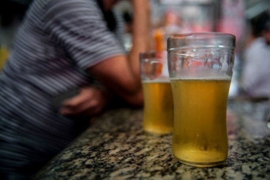 Bares venderão cervejas pela metade do preço no Dia sem Imposto - Correio  do Estado