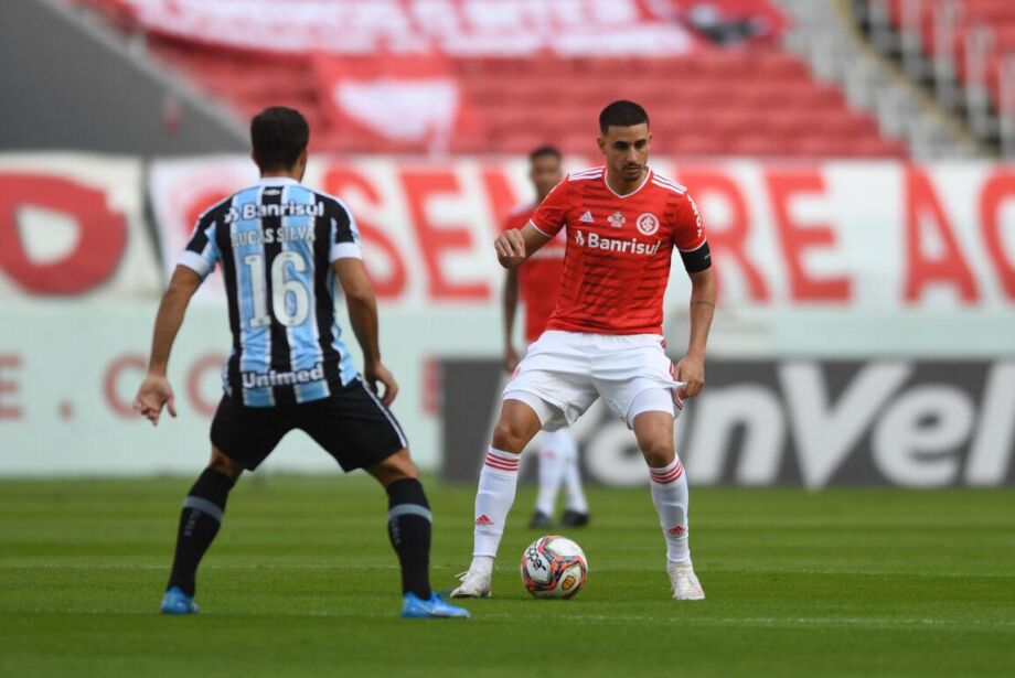 Grêmio goleia Internacional e tem vantagem para jogo de volta da