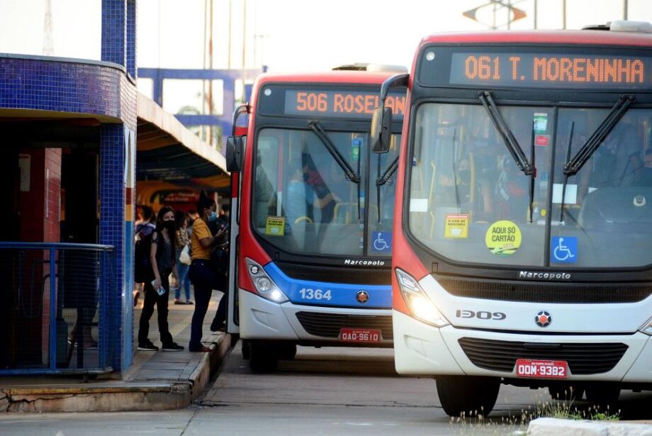 Encontro reúne fãs de ônibus no Centro-Oeste de Minas