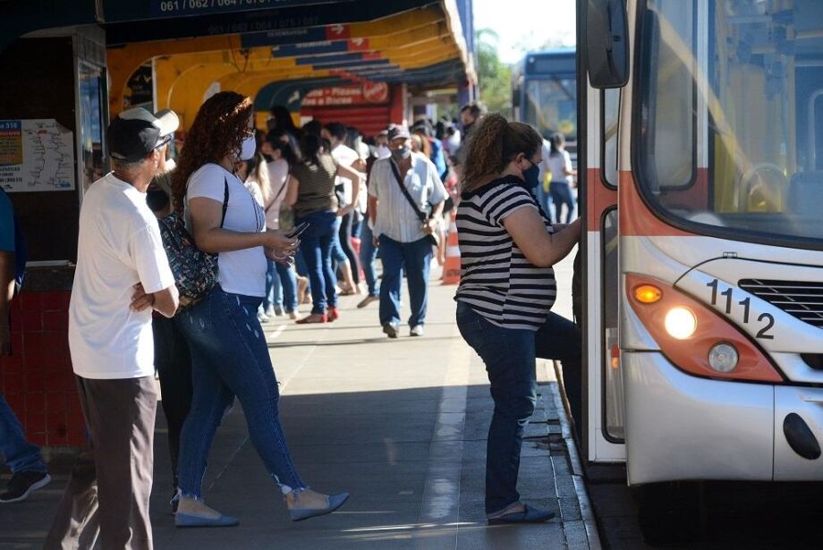 Uso de máscara deixa de ser obrigatório em ônibus e unidades de saúde