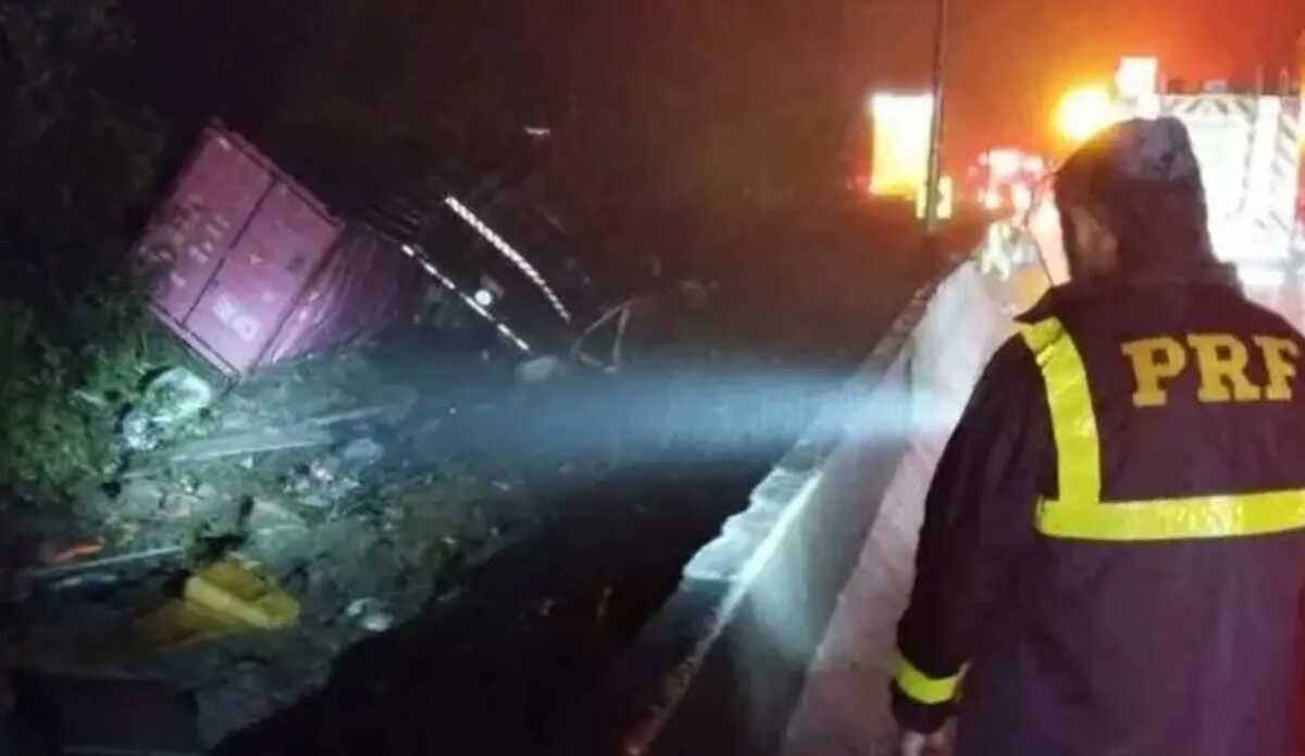 Acidente com van deixa ao menos nove mortos no Paraná