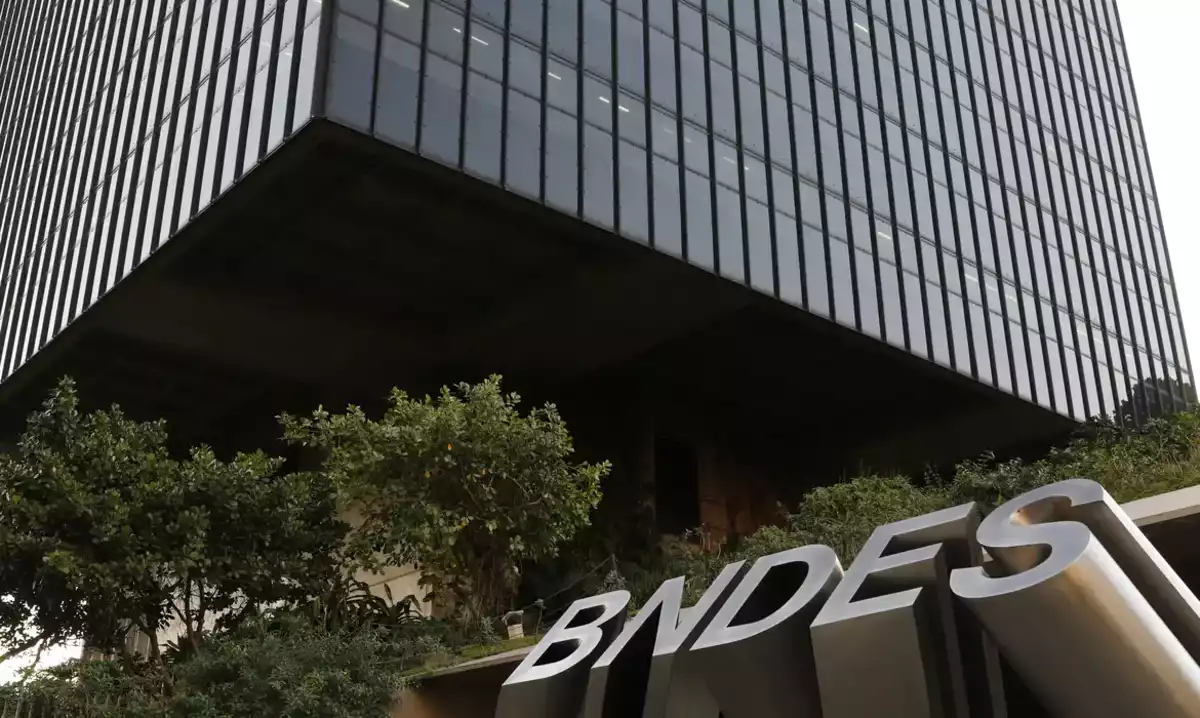 BNDES aprova R$ 157,2 milhões para renovar de frota de caminhões e de ônibus em MS