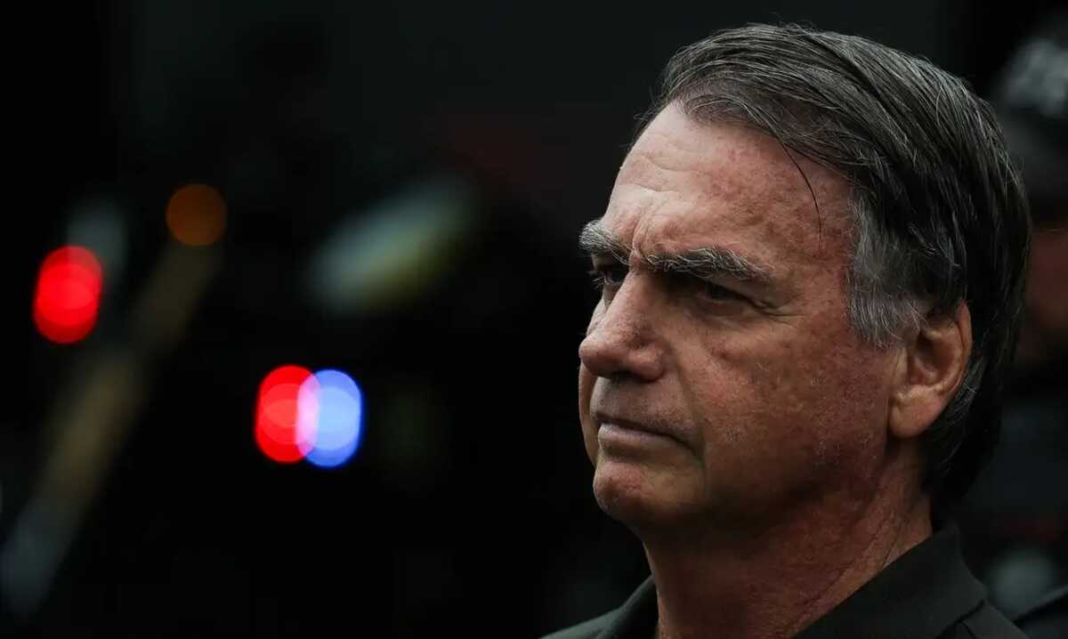 Bolsonaro passa por novo procedimento para tratar solu&ccedil;os, diz Michelle