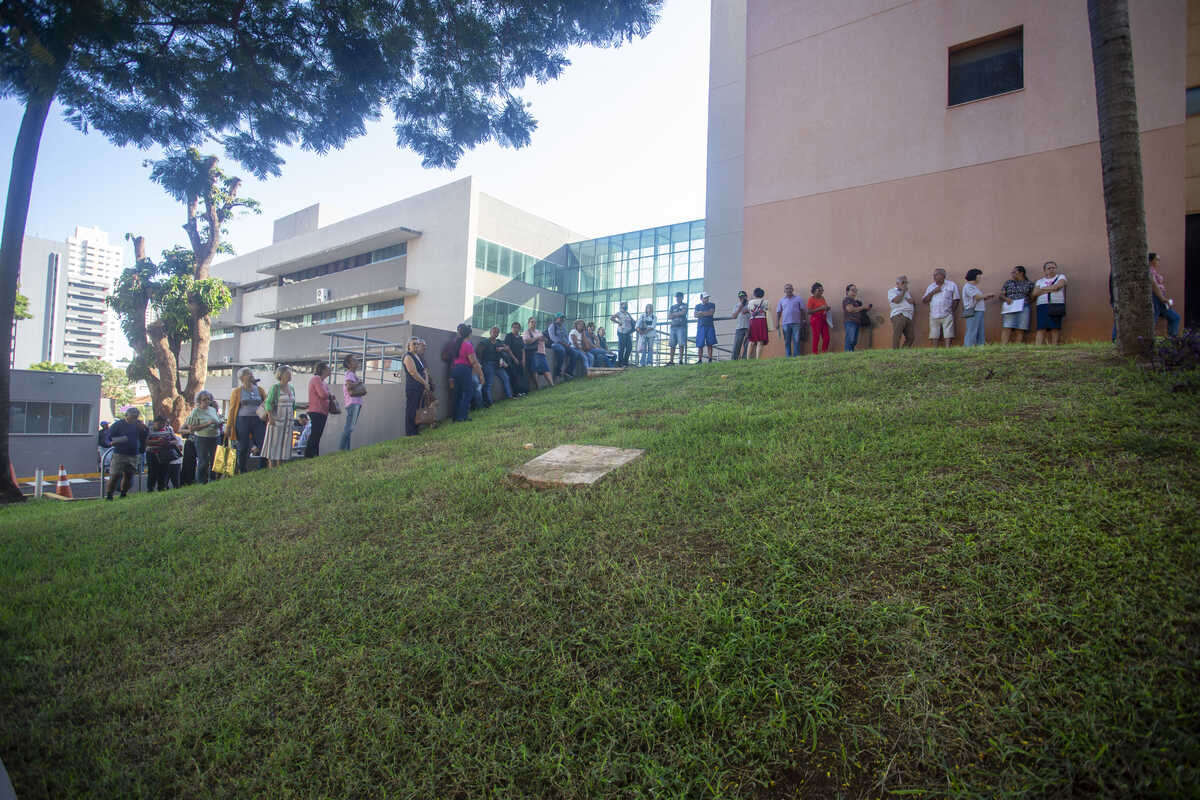 Contribuintes madrugam em fila para cobrar explica&ccedil;&otilde;es sobre IPTU