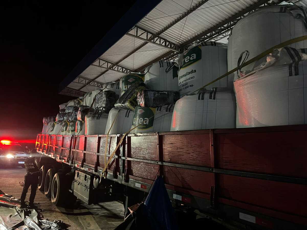 Mais de 370 kg de drogas s&atilde;o apreendidos em caminh&atilde;o no interior de MS