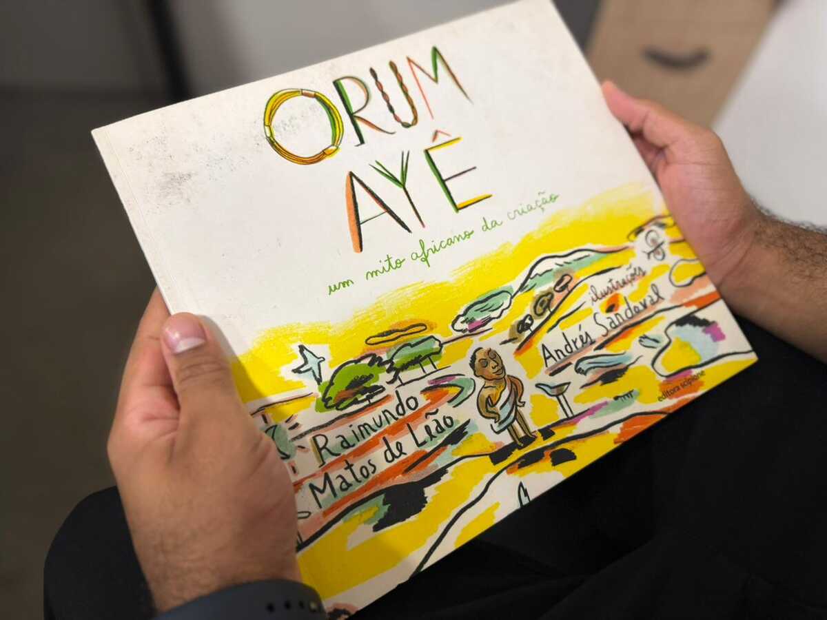 Funlec recolhe livro sobre mitologia africana um dia ap&oacute;s distribui&ccedil;&atilde;o a alunos