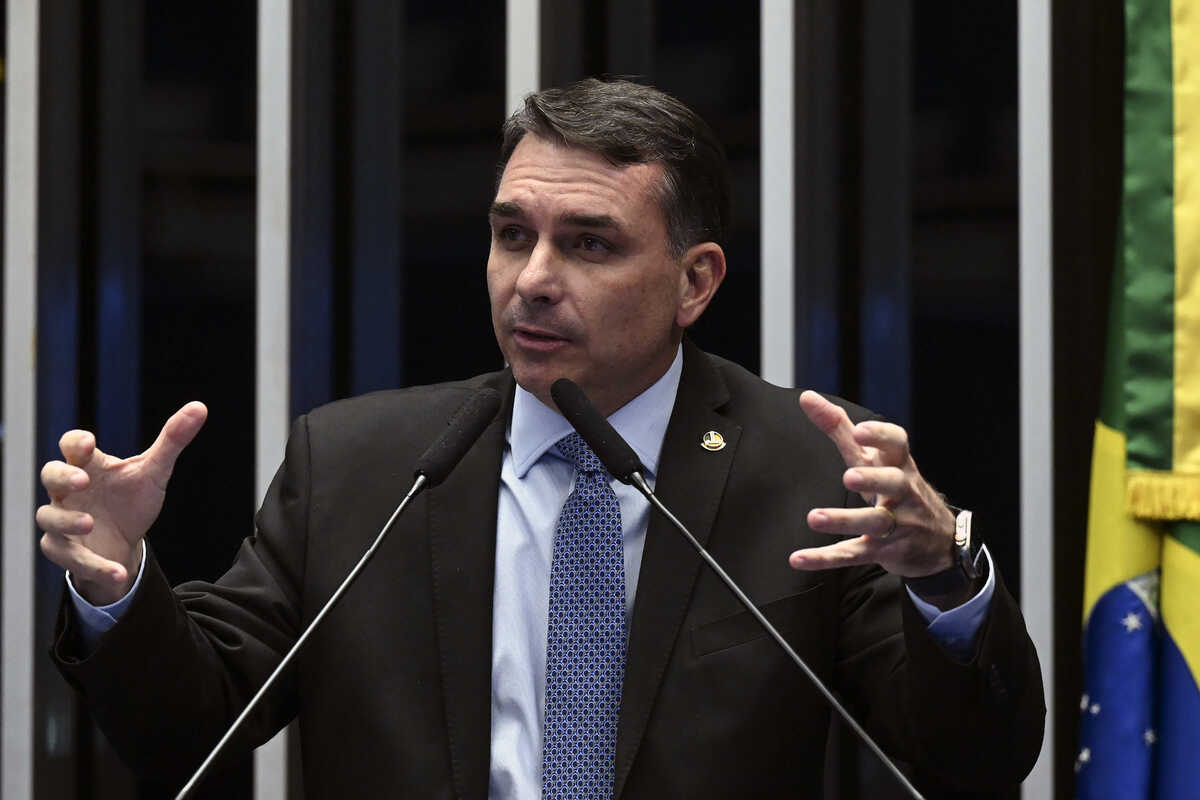 Hoje é o início da luta do bem contra o mal que Bolsonaro começou em 2018, diz Flávio