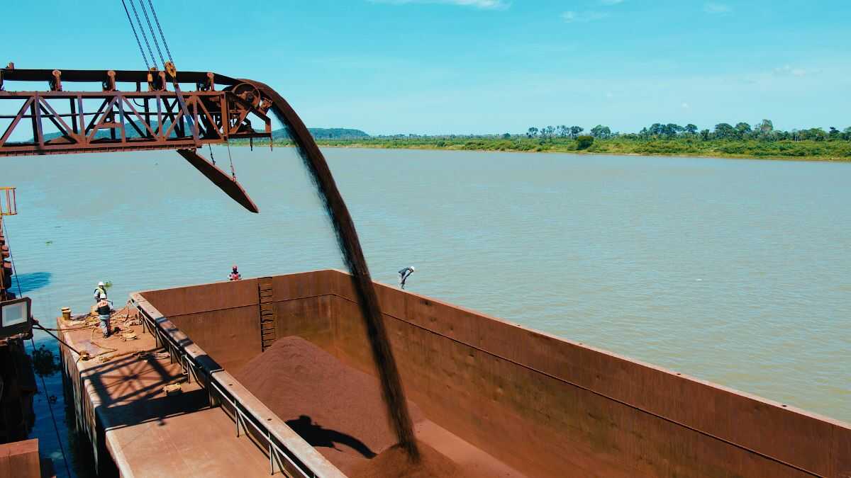 Mineradoras se adaptam à seca e despacham volume recorde pelo Rio Paraguai