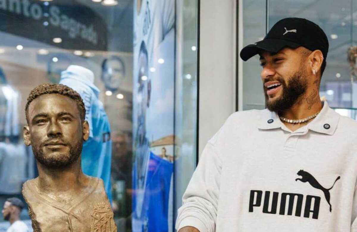 Neymar recebe busto e estátua do Santos em homenagem no Memorial das Conquistas