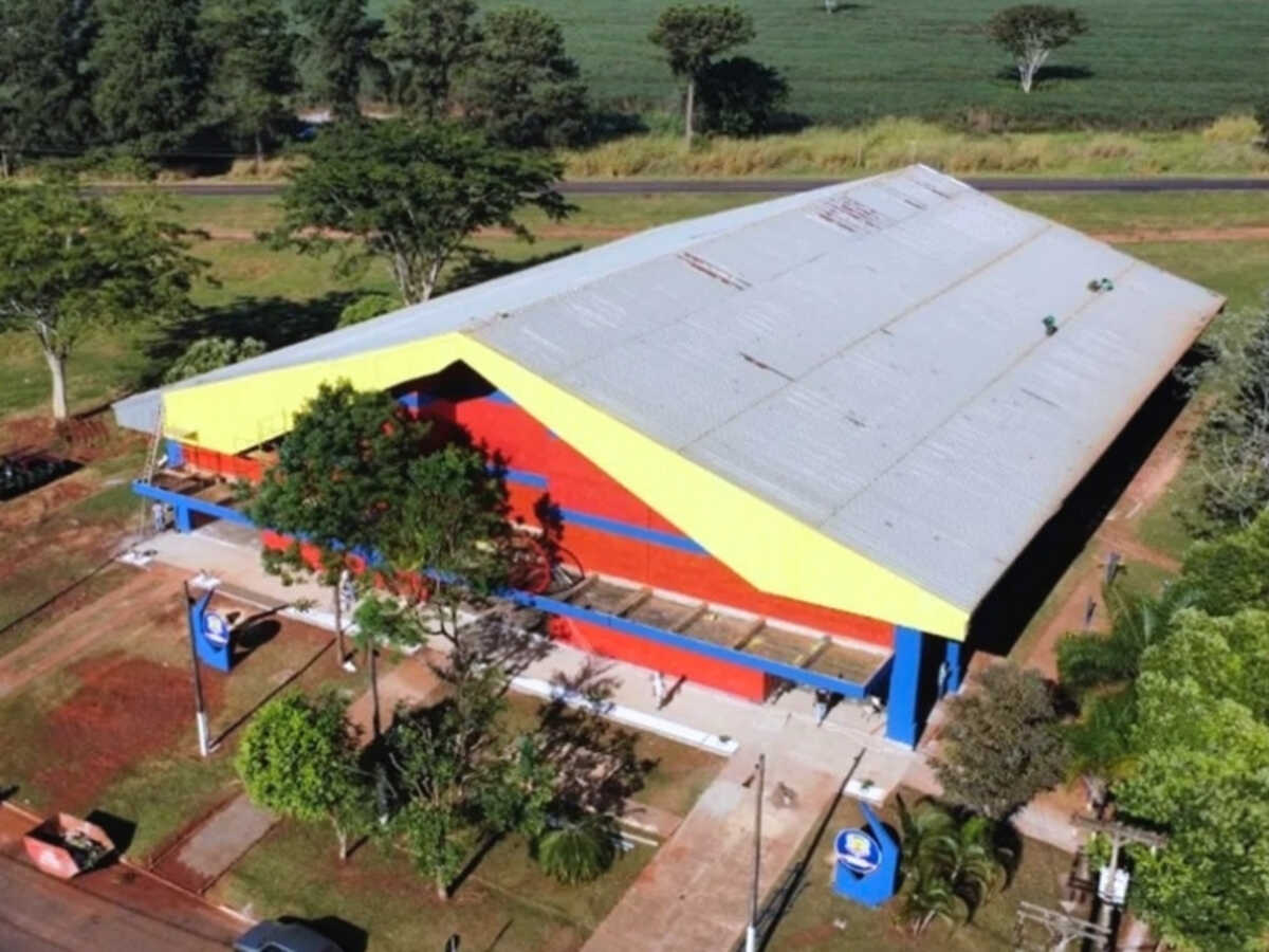 Ginásio de Prefeitura com irregularidades sanitárias e estruturais firma TAC com MPE