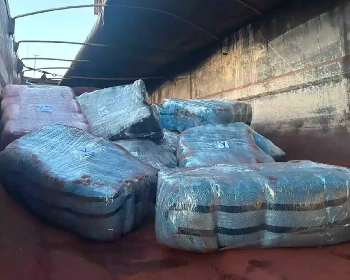 PRF apreende 430 kg de droga em carga de minério de ferro na fronteira com a Bolívia 