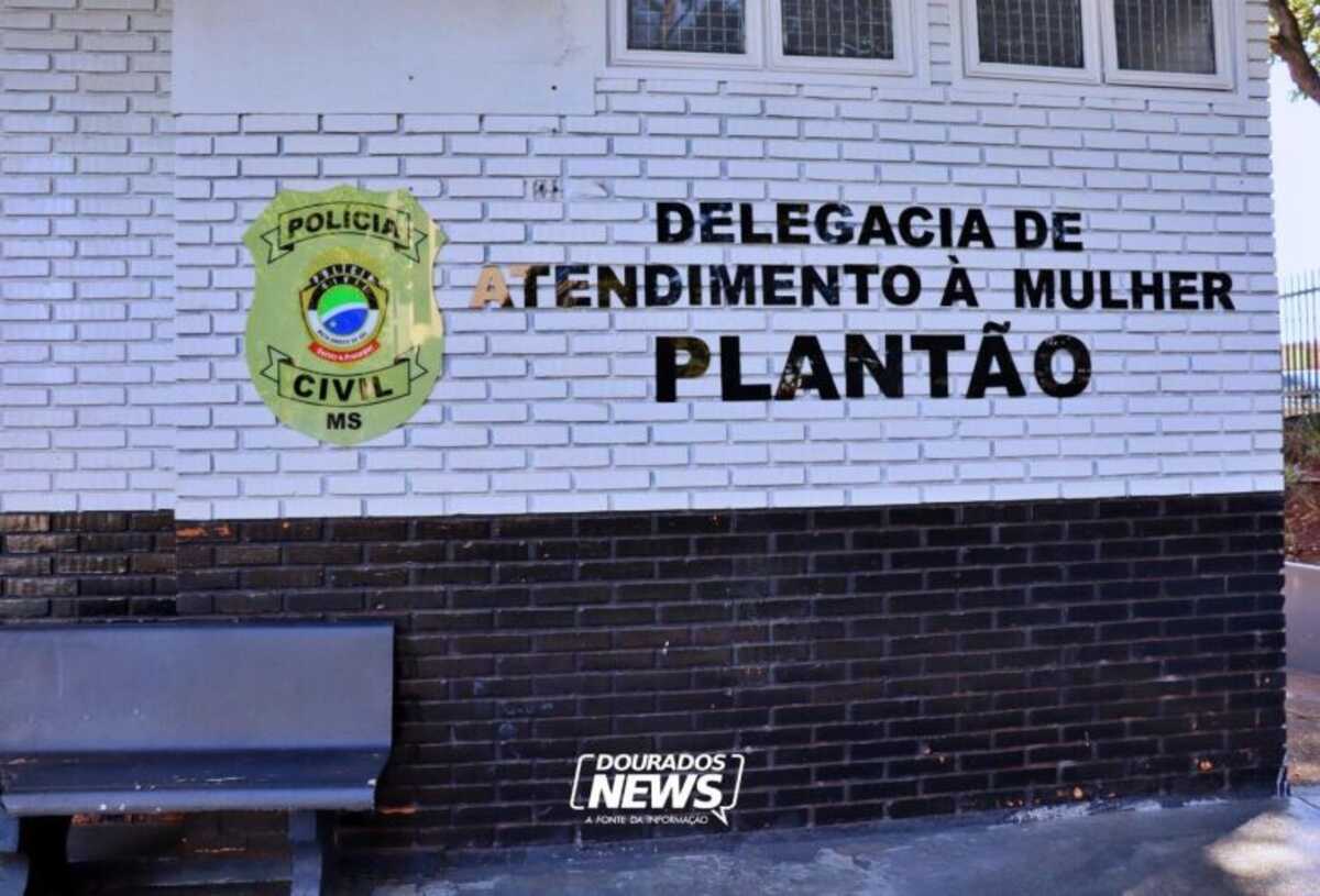 Homem agride a pauladas esposa e filho que tentou impedir violência