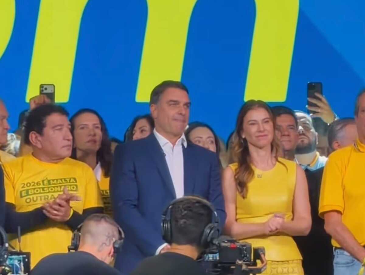 Flávio Bolsonaro oficializa candidatura à presidência em evento em SP