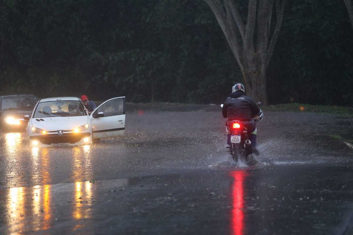 Vídeo: tempestade com mais de 400 raios alaga ruas de Campo Grande