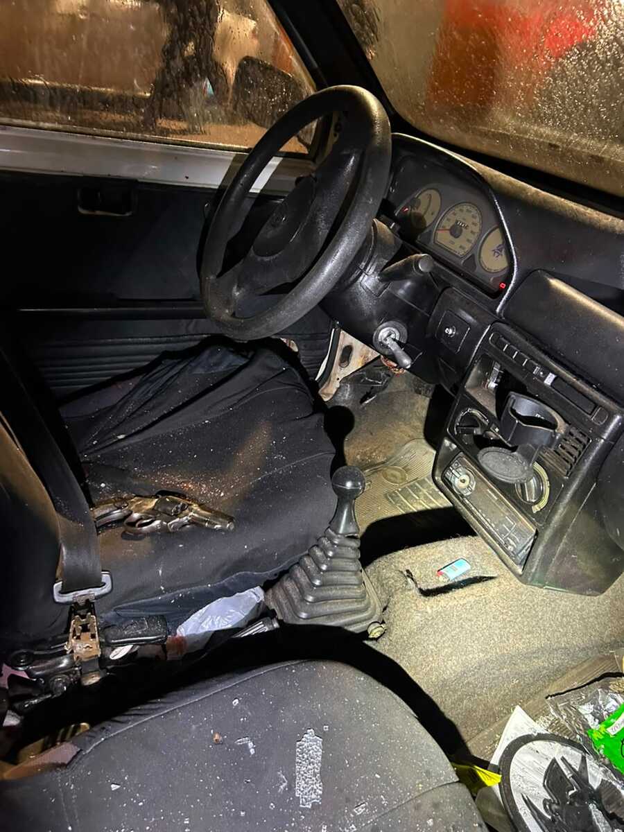 Homem tenta roubar carro de casal de policiais e morre durante confronto