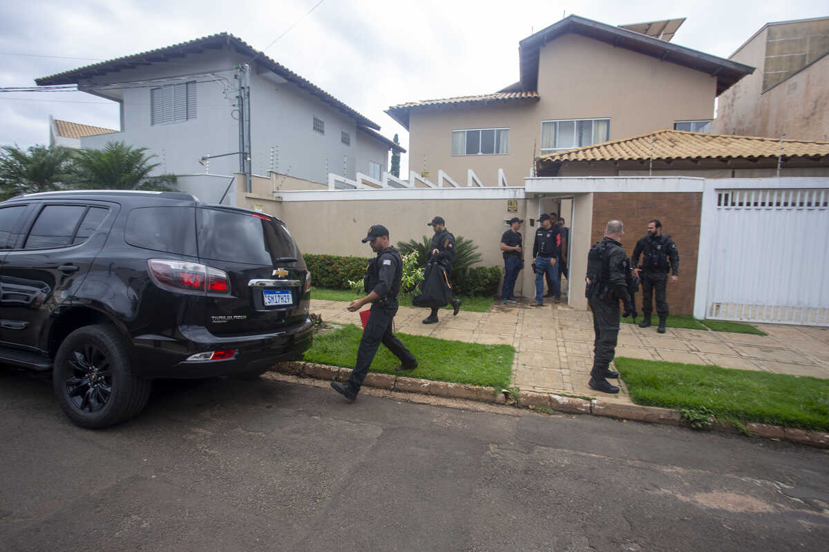 Investigação revela que traficantes comemoraram transferência de policial ligado a esquema de cocaína