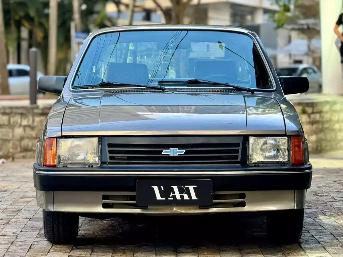 Motorista de Chevette perde o controle e bate em Audi na Afonso Pena