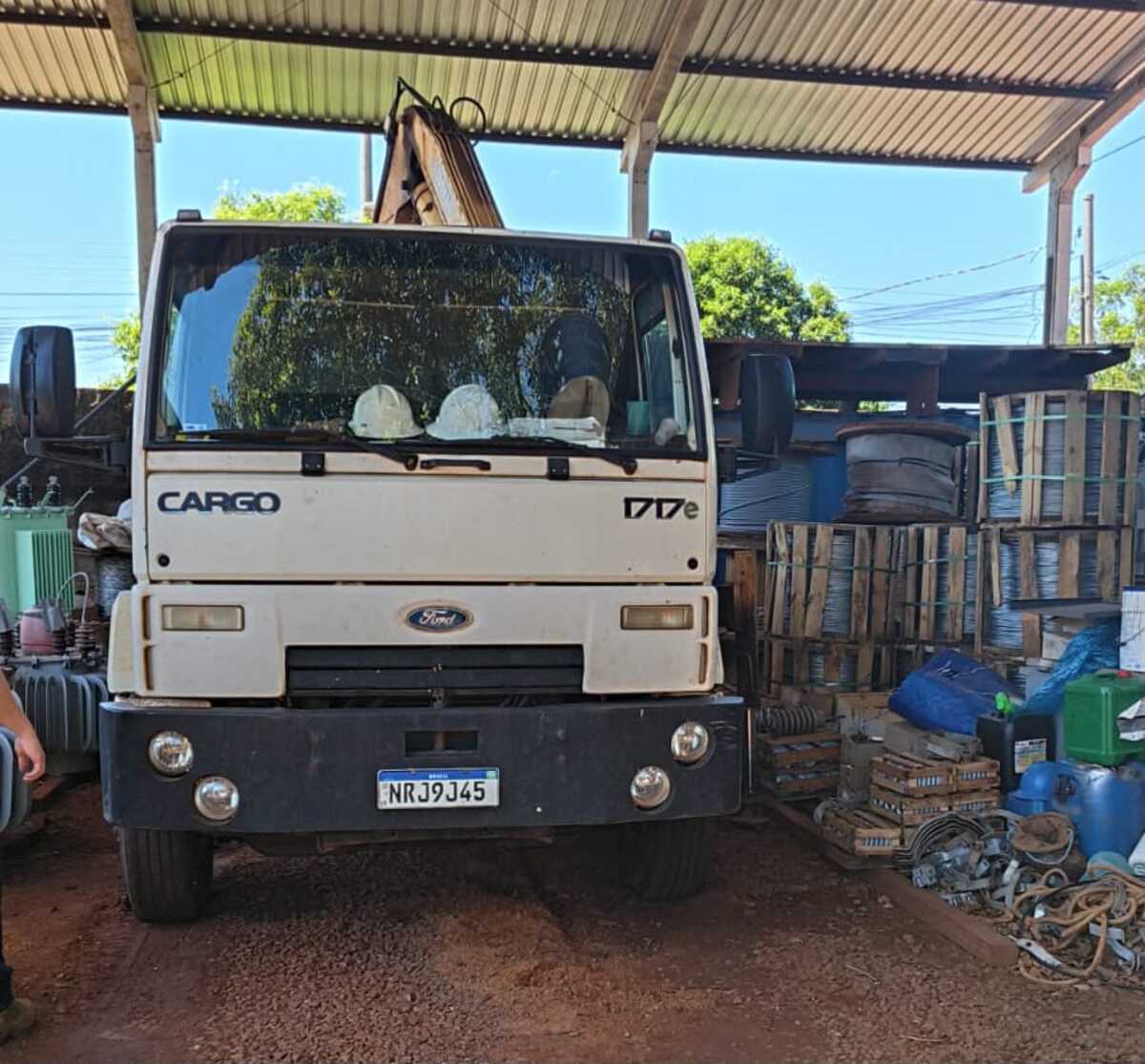 Cinco caminhões retiram de galpão R$ 2,5 milhões em equipamentos roubados
