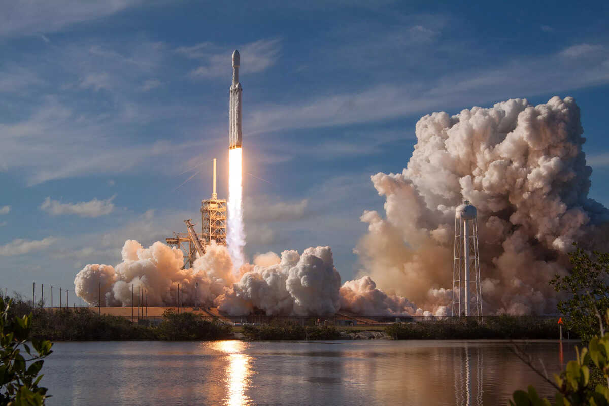 NASA e SpaceX lançam foguete com astronautas a caminho da Estação Espacial Internacional