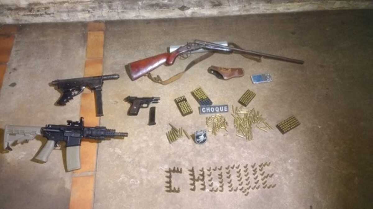 CAC é preso com arsenal de armas que seria usado em roubo na Capital -  Correio do Estado