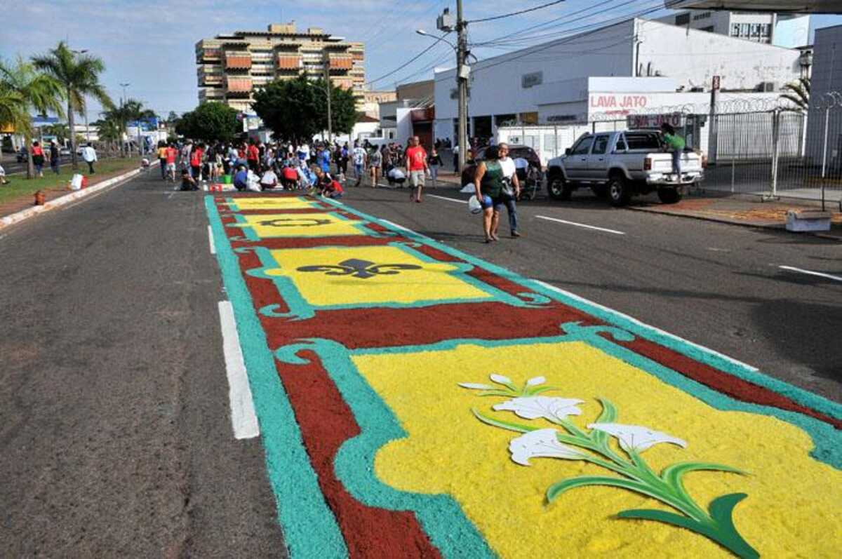 Tapetes coloridos cobrem ruas em todo o país neste feriado de Corpus  Christi - Jornal O Globo