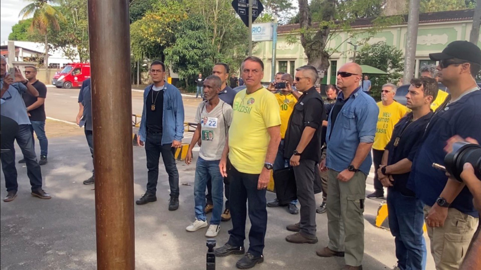 Bolsonaro deixa hotel de tr nsito no Rio de Janeiro e vota em Vila