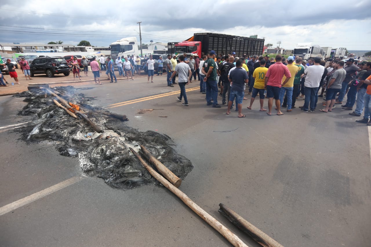 Caminhoneiros bloqueiam sete pontos de rodovias de MS em protesto contra resultado das elei&ccedil;&otilde;es