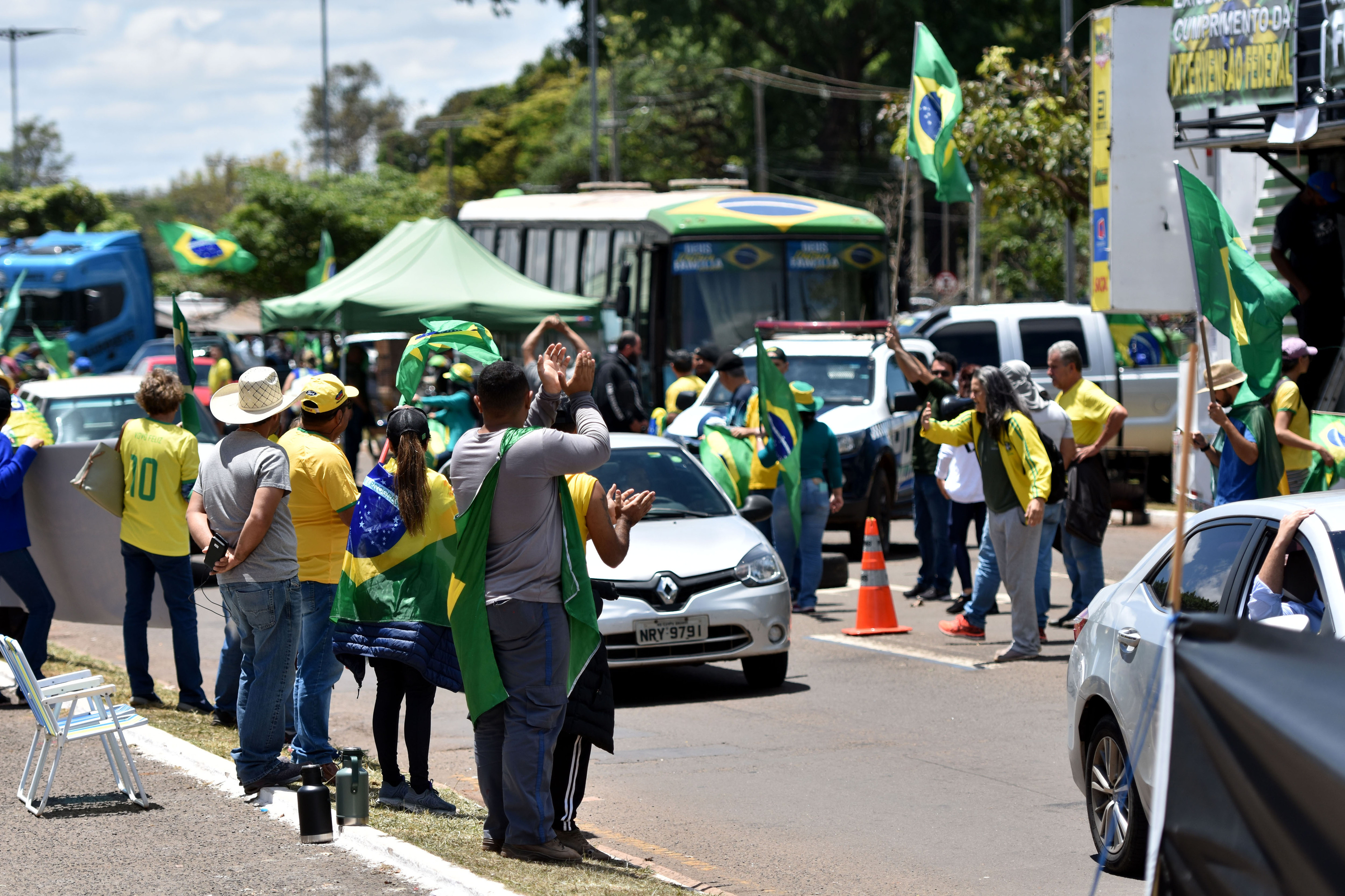 Moradores trancam rua em Caxias do Sul para protestar por falta de