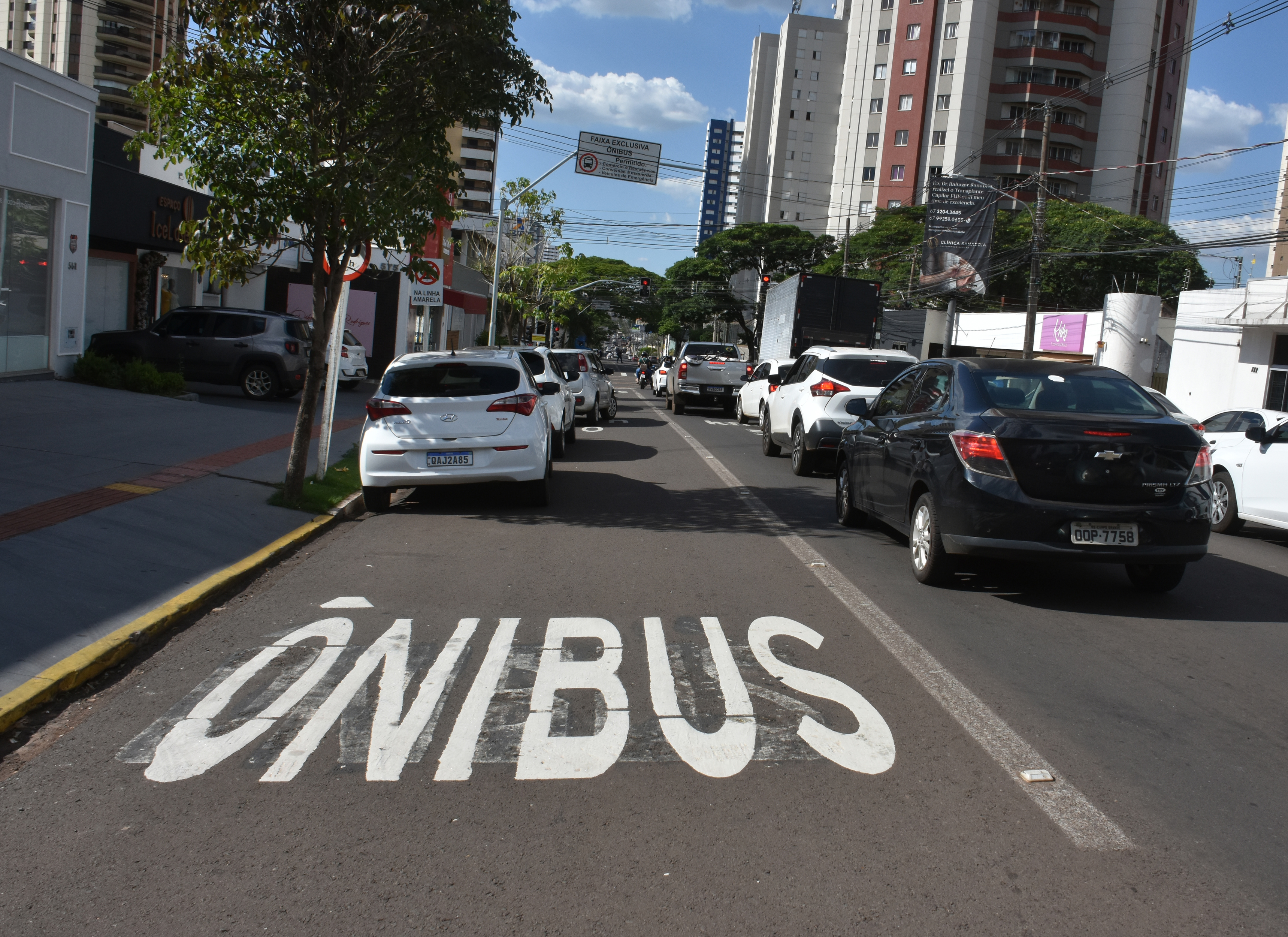 Corredor de ônibus na Rua Brilhante vira estacionamento e leitor reclama -  Capital - Campo Grande News