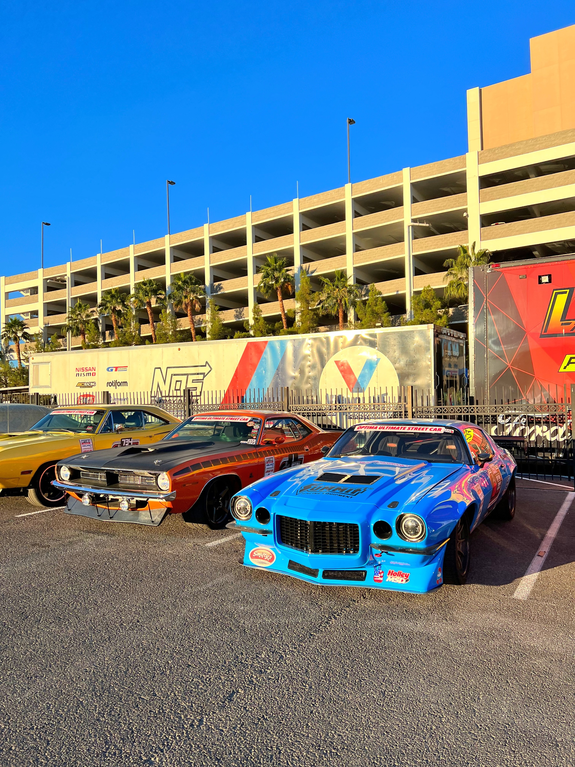 Carros clássicos foram transformados em super maquins