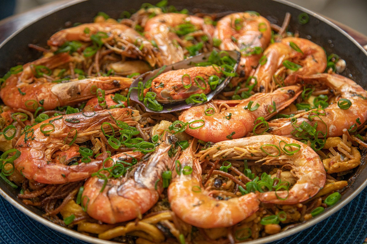 Venga! - Pouco conhecido aqui no Brasil, o Fideuá é um prato espanhol muito  parecido com a paella, e que leva, no lugar do arroz, uma massa especial.  Toda quarta feira, no