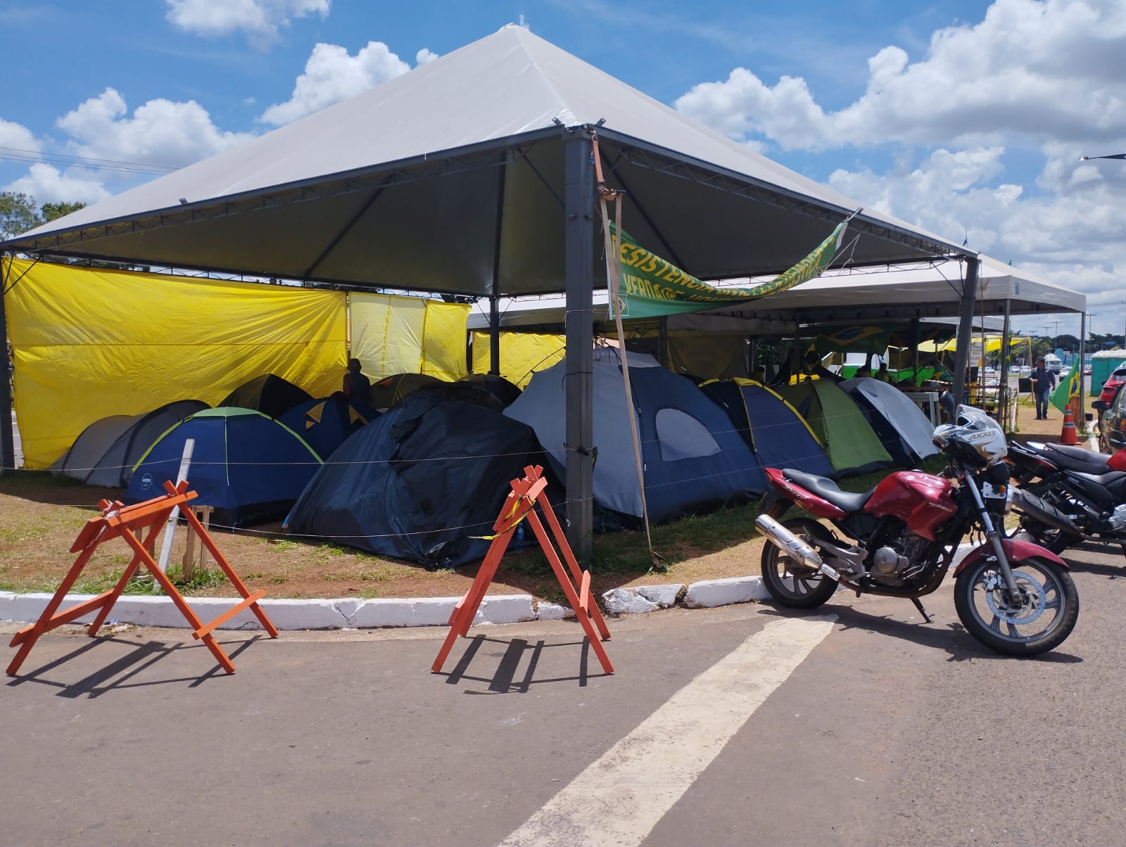 Acampamento ainda em vigor em frente ao CMO