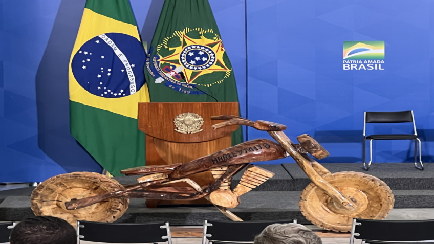 Escultura foi exposta no Planalto em 15 de março deste ano