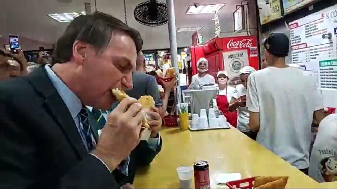 Na rua, Bolsonaro comia pastel, em casa camarão, bacalhau e picanha -  Correio do Estado