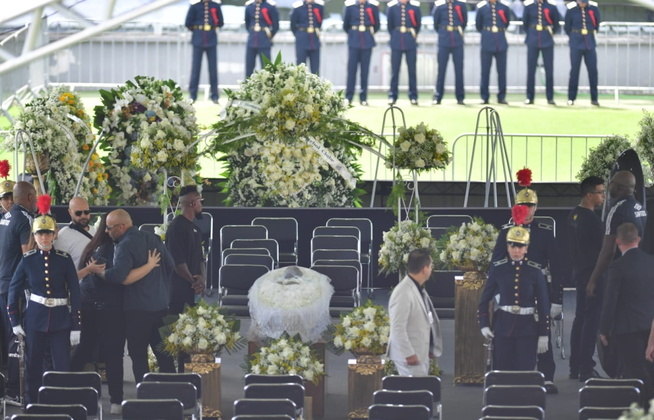 Pelé's funeral wake begins;  the subjects enter Vila Belmiro to say goodbye to the king