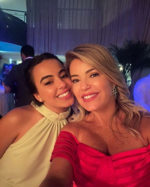 Vera Maria Loureiro Delmondes com sua filha Camila Delmondes