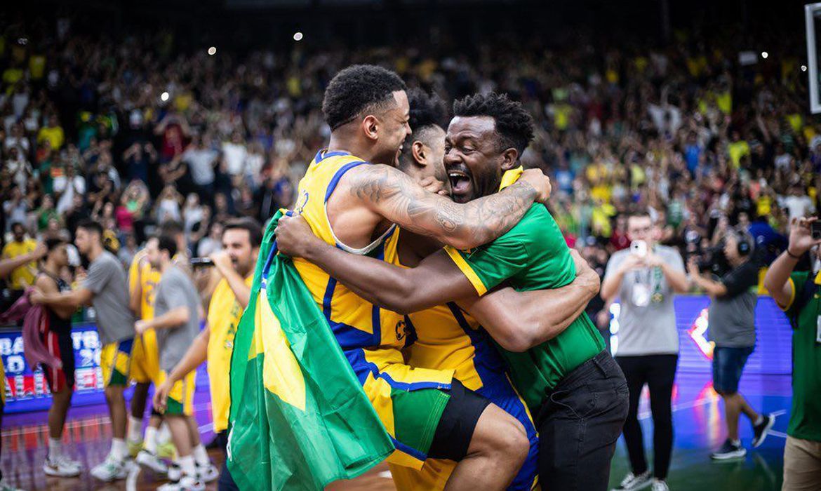 Brasil vence o México e estreia com vitória no Basquete Masculino