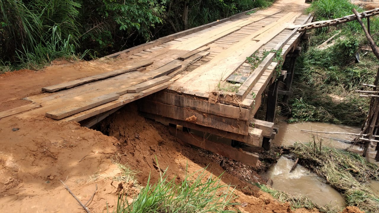 Ponte em área vicinal de Corguinho