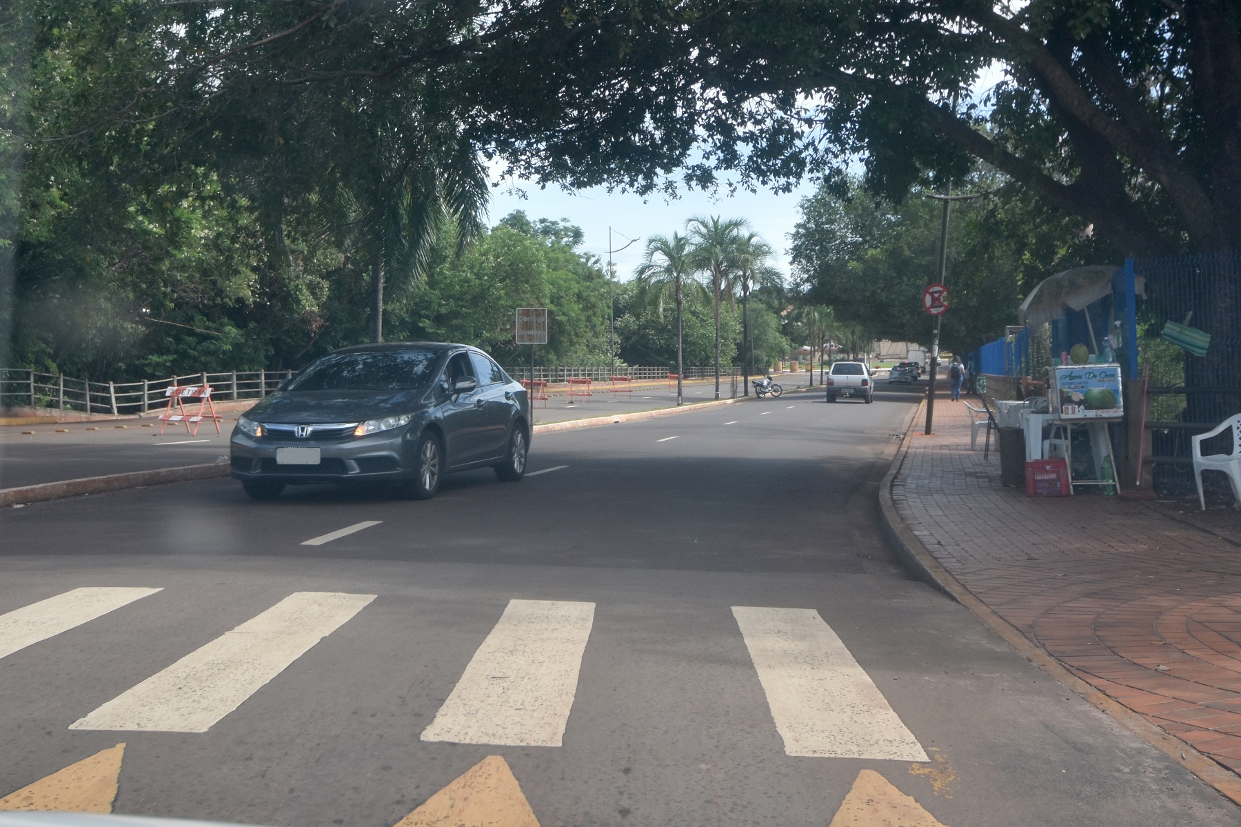 Carro na contramão no lago do amor