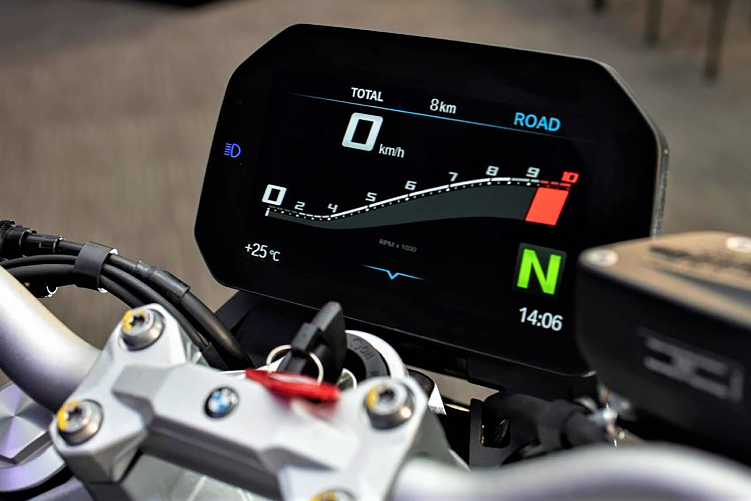 Apresentada nas versões Sport e Sport Plus nova naked BMW F R mostra serviço nas pistas