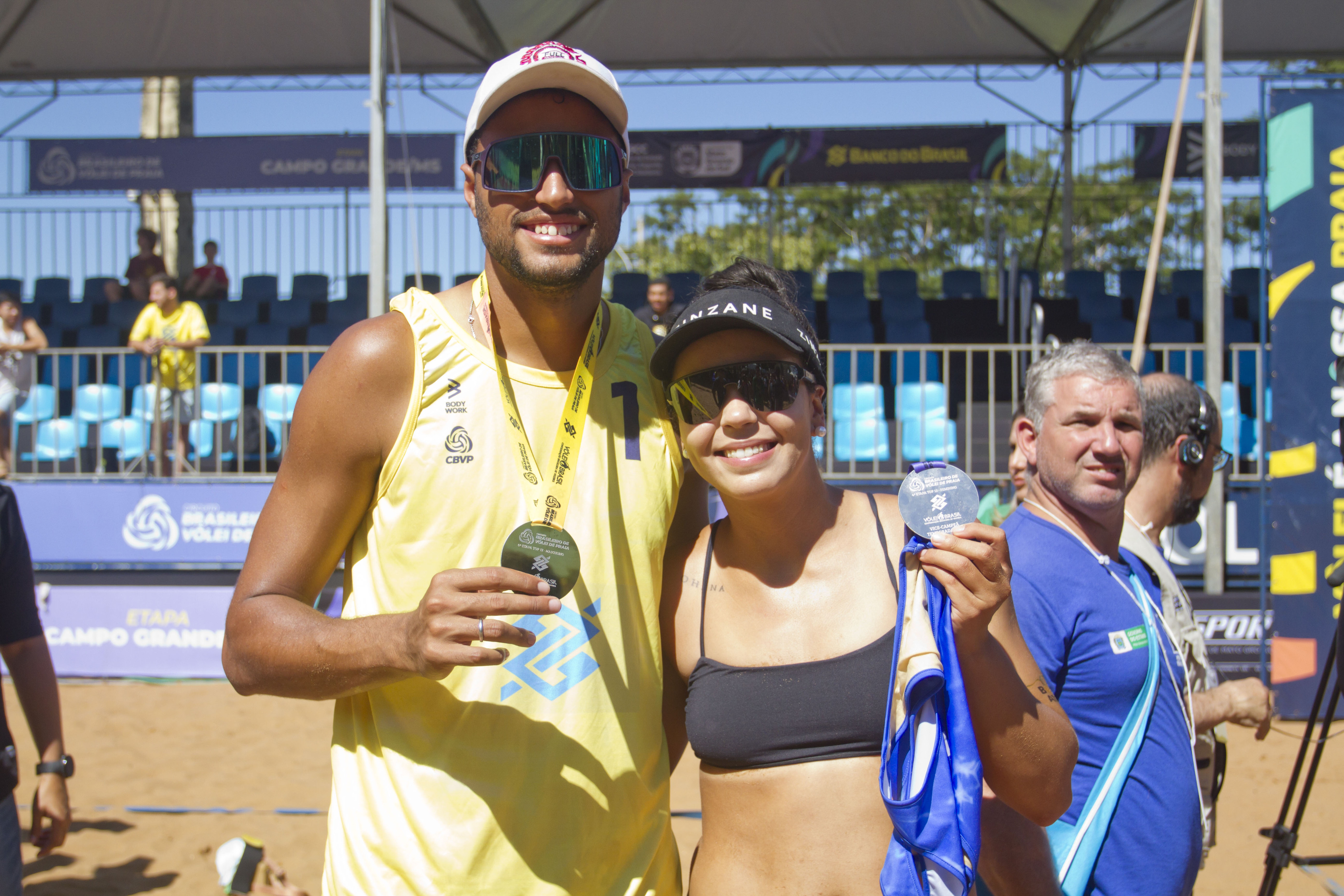 A esquerda Arthur Mariano com a medalha de ouro, a direita, Vic com a prata