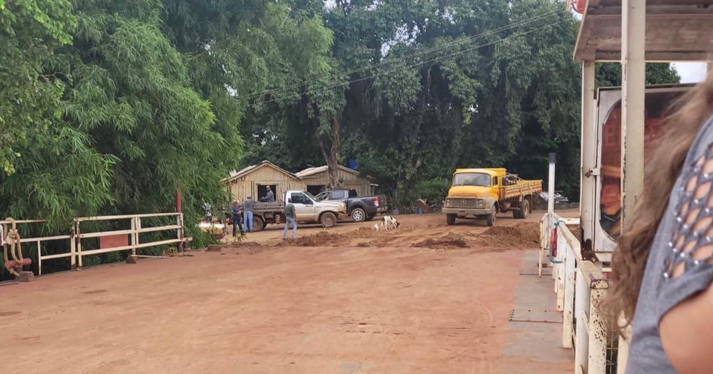 Durante o per&iacute;odo de cheia, o desembarque da balsa foi feito a poucos metros do bar e da casa onde reside a dona Neuza