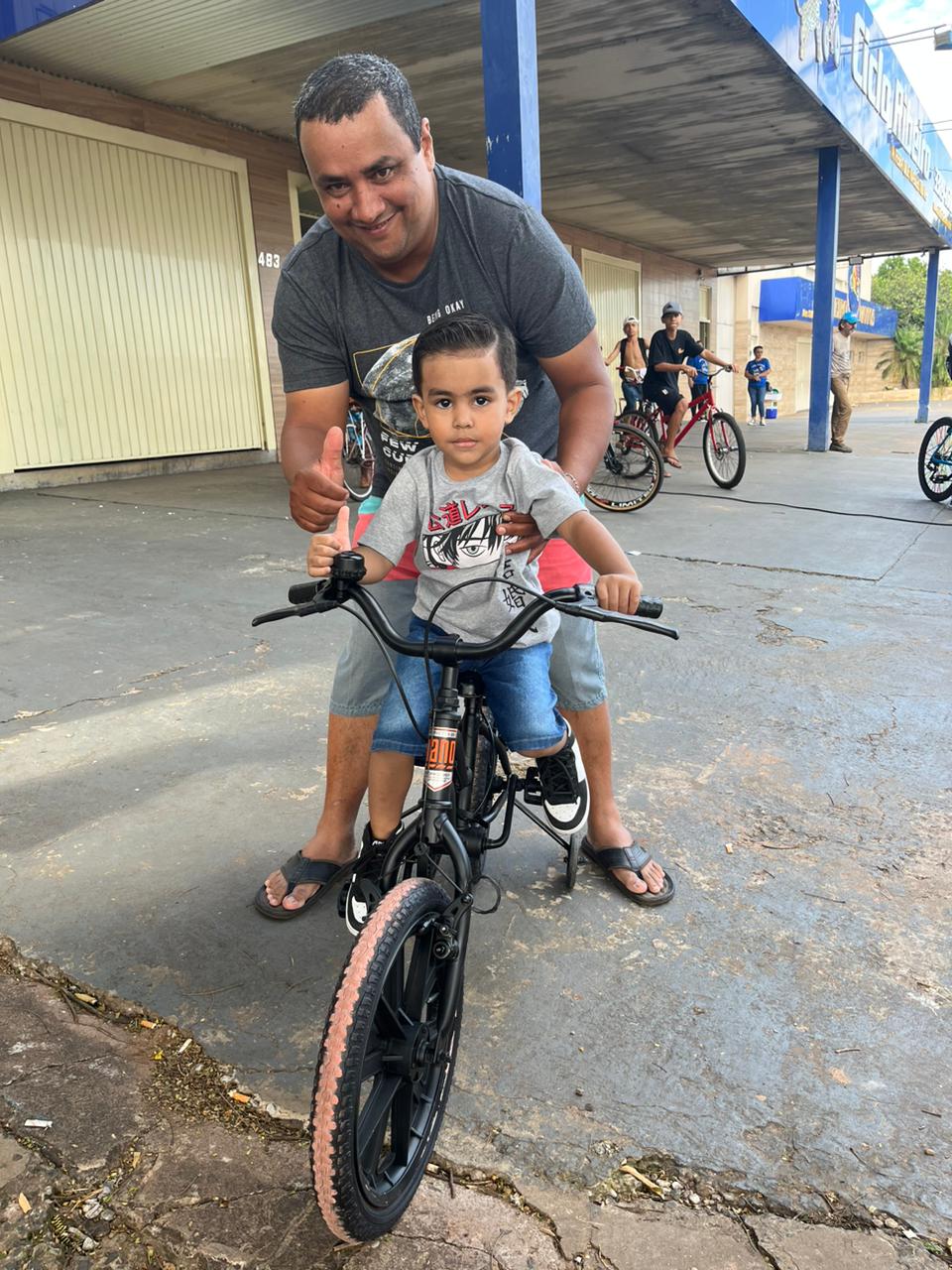 Pai que cresceu vendo o passeio na Vila Carvalho, hoje leva o filho de tr&ecirc;s anos para o evento