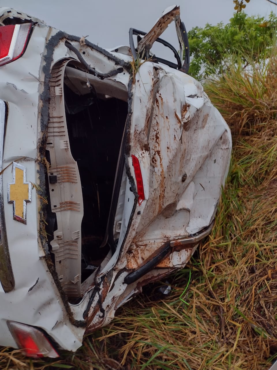 Veículo ficou destruído após capotagem