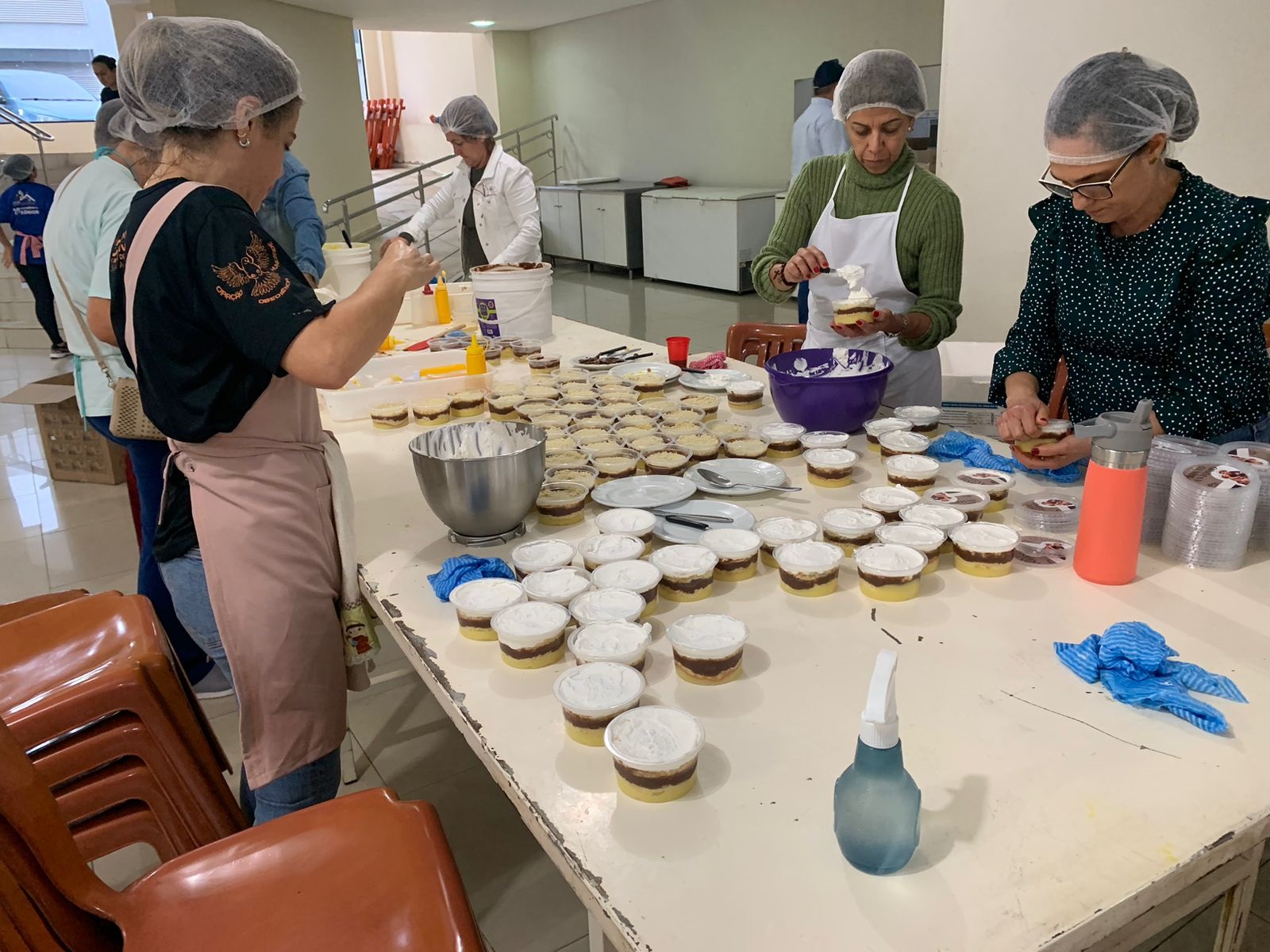 Voluntárias durante fabricação do tradicional bolo de Santo Antônio