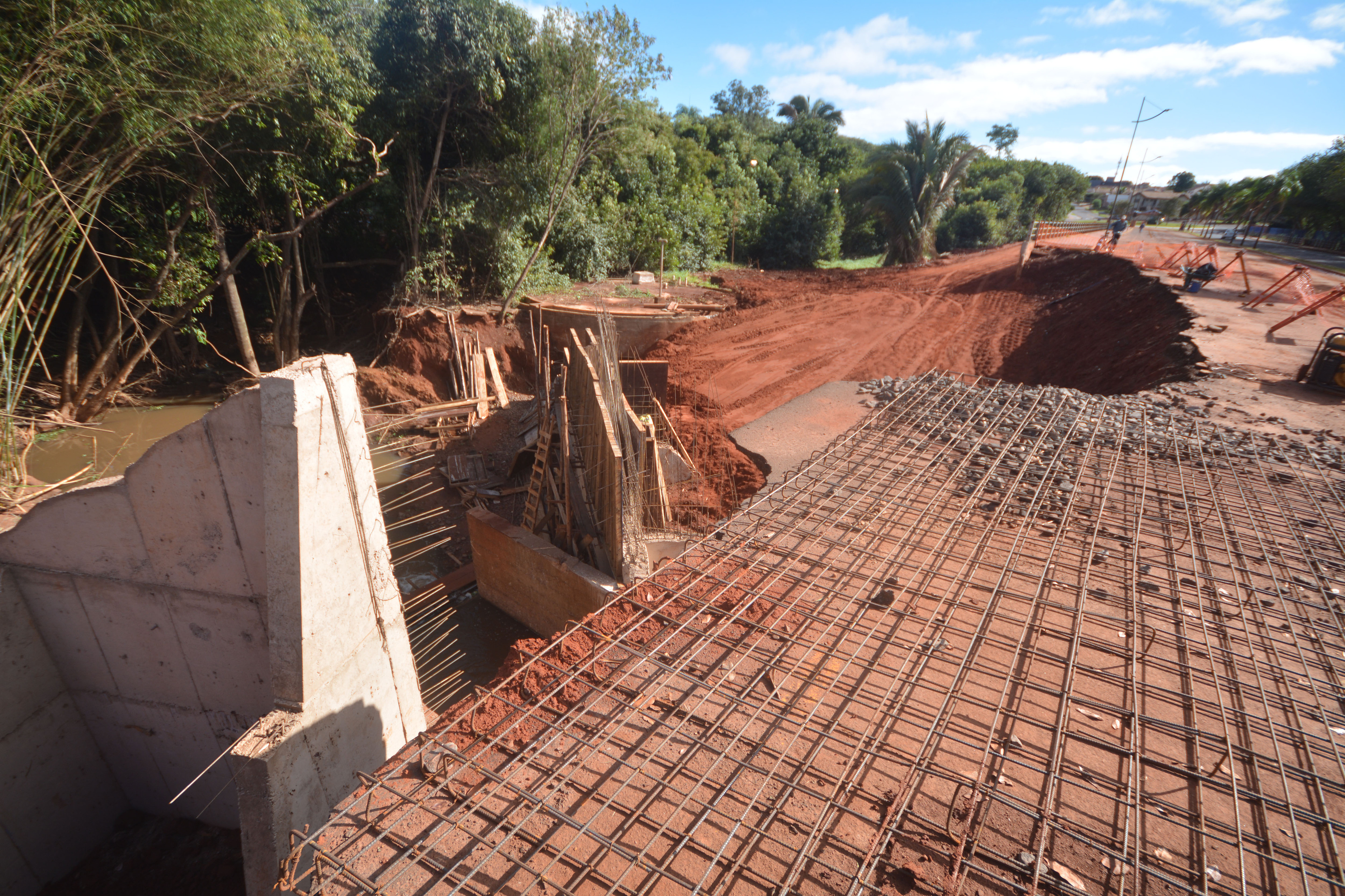 Alas de concreto para conten&ccedil;&atilde;o do aterro s&oacute; devem ser finalizadas na pr&oacute;xima semana