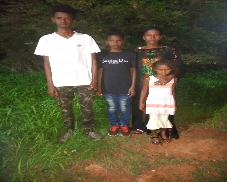 Fam&iacute;lia de Iaia Djau que permanece na cidade de Bissau no continente africano