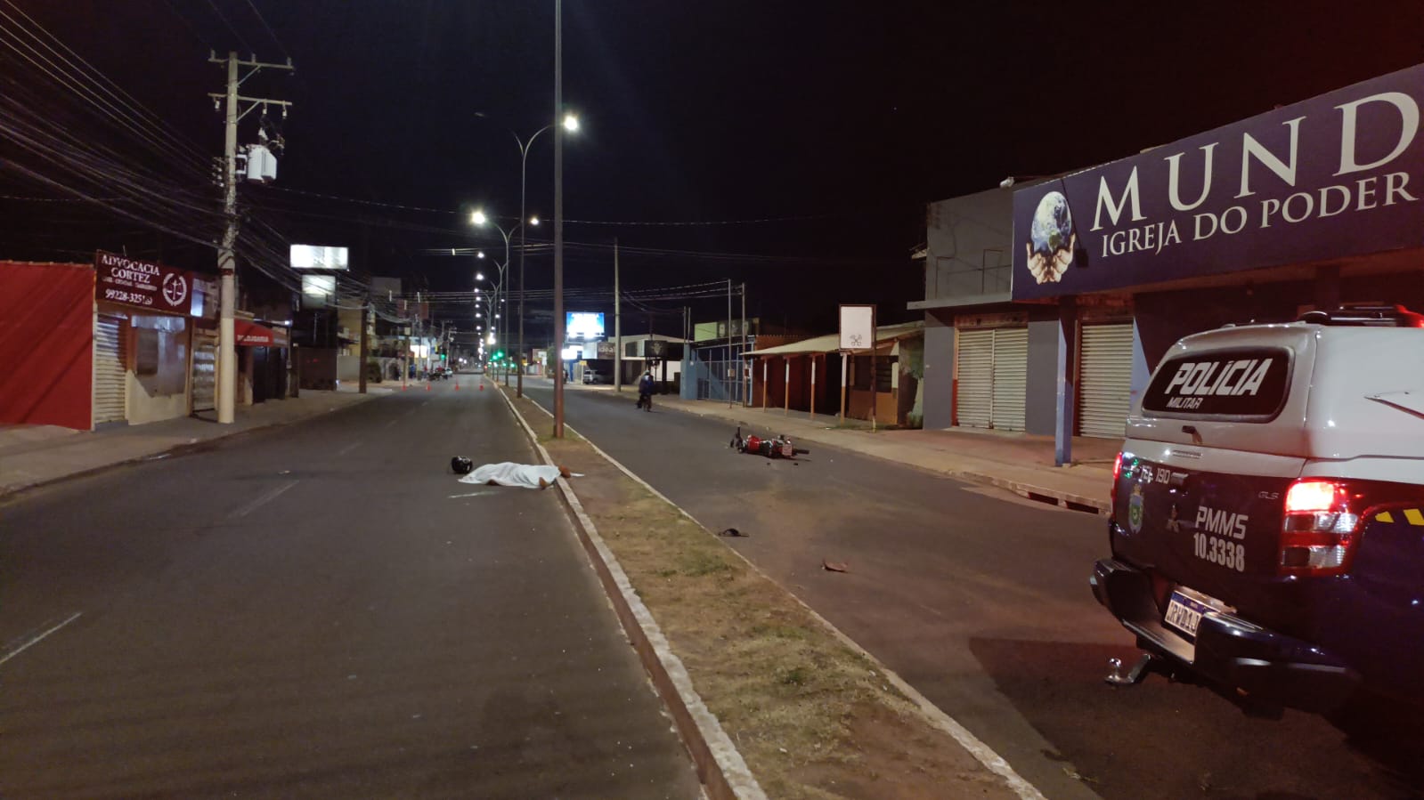 Motociclista bateu em poste de iluminação na Júlio de Castilho