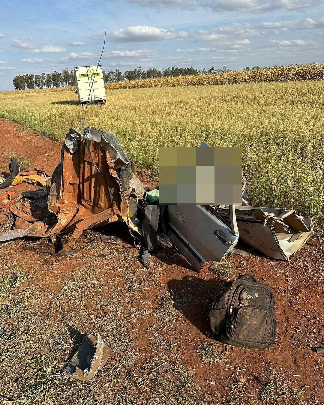 Caminh&atilde;o que atingiu o carro de passeio parou no meio da lavoura e motorista saiu ileso