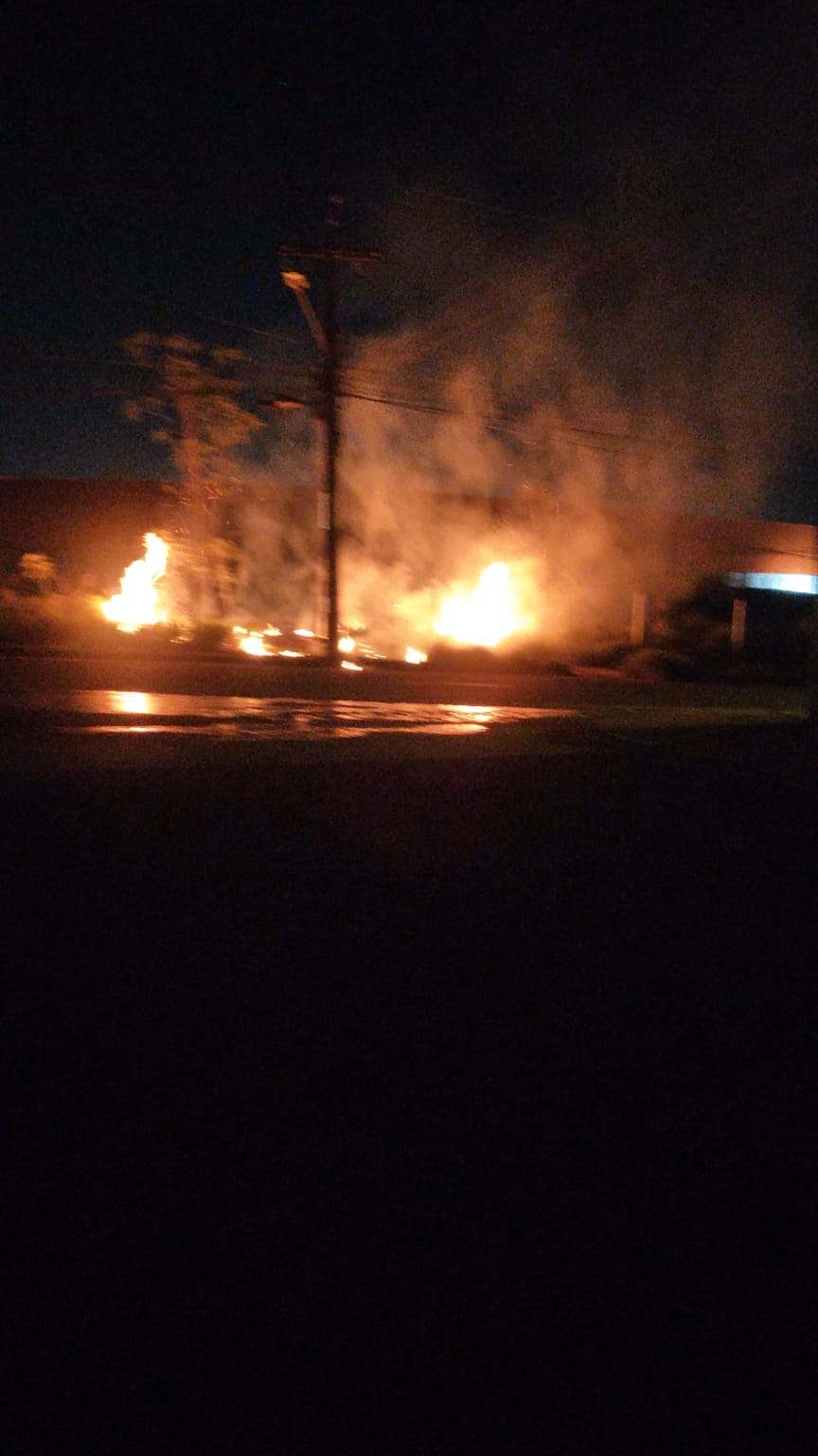 Imagens registradas por moradores mostram o fogo se espalhando pela vegeta&ccedil;&atilde;o no Jardim Ouro Preto
